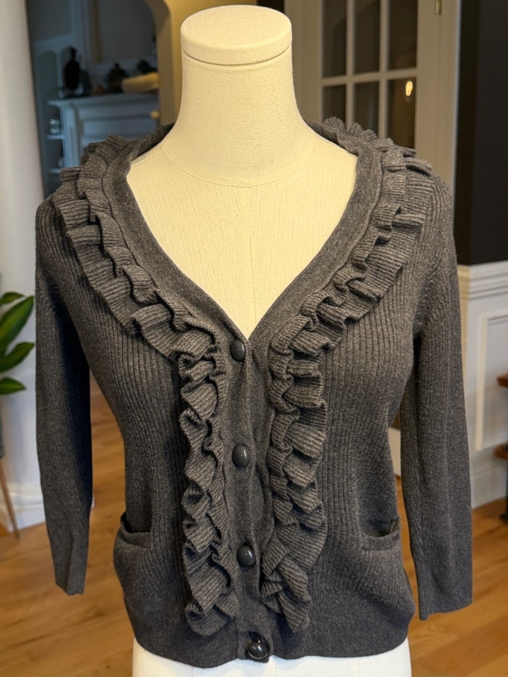 Talbots Minimalist Gray Ruffle Cardigan Petite S‎ (VGUC)